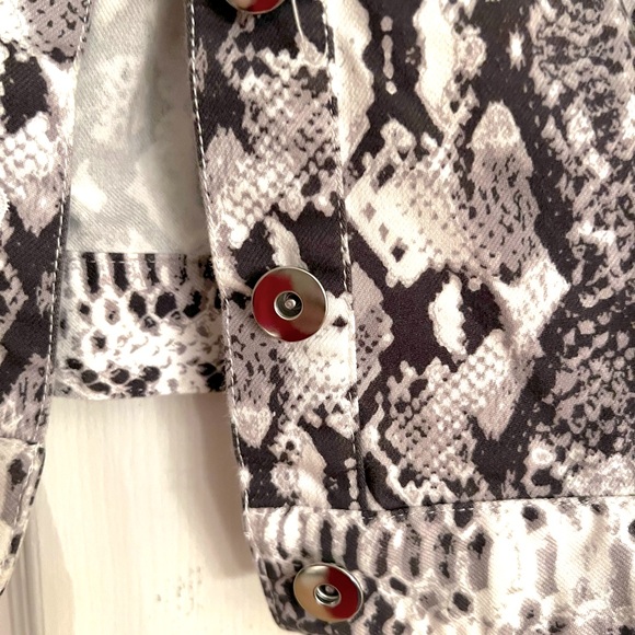 Bar III Stretch Snake Skin Denim Jacket Cropped Sz Large. - Picture 5 of 6